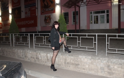 Вечерняя прогулка зрелой без трусиков