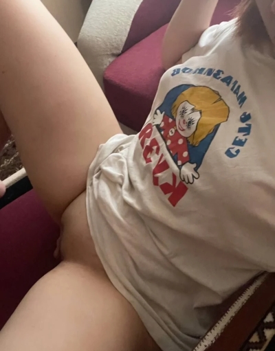 Curvy student shows herself