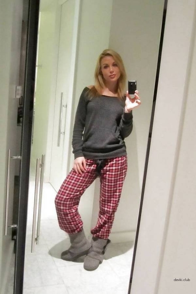 Cutie takes a photo of herself in the reflection of the mirror