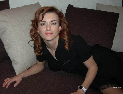 Красивая женщина раздевается догола и фоткается дома
