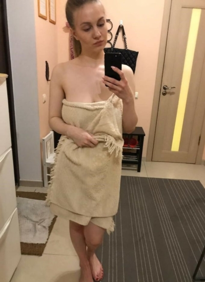 Young hottie takes selfies of her gorgeous body after showering