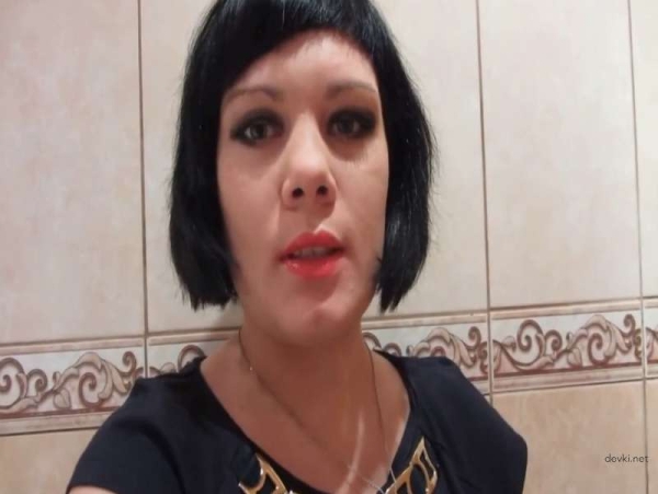 Засовывает трусики в попку и письку