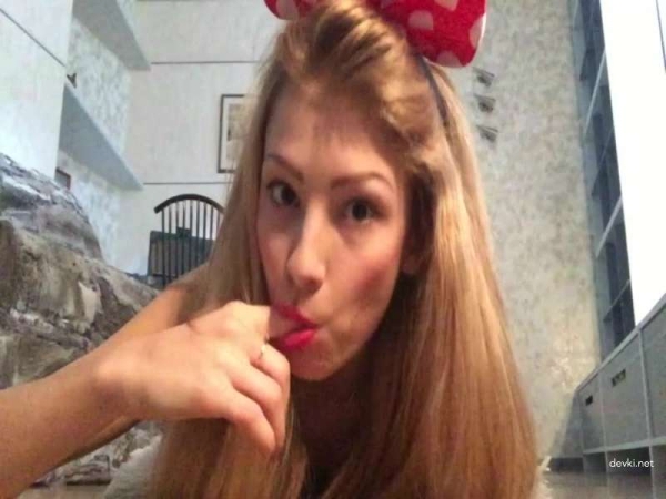 Сладкая трахает себя